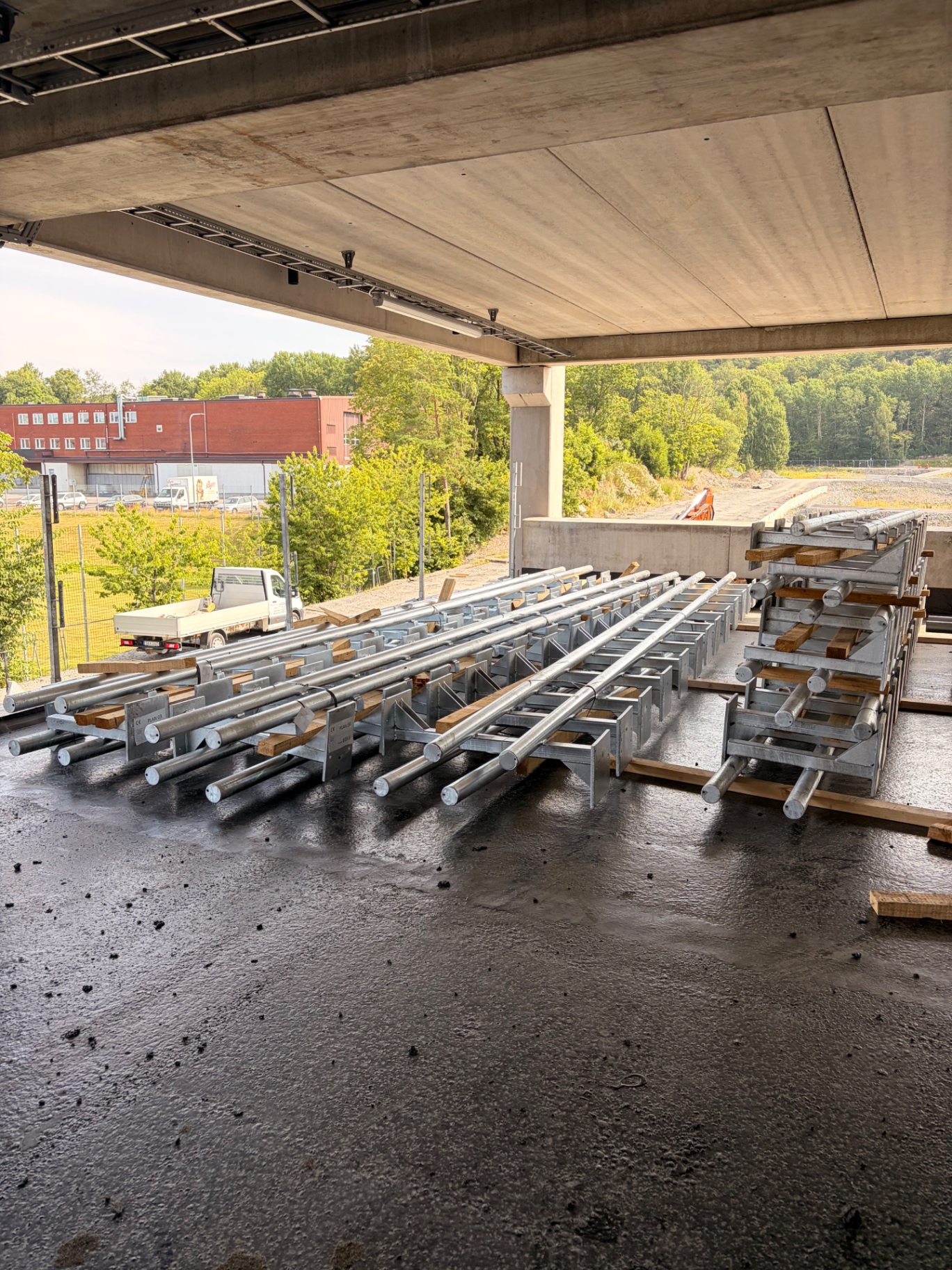 Galvaniserade stålräcken och montagedelar på byggarbetsplats